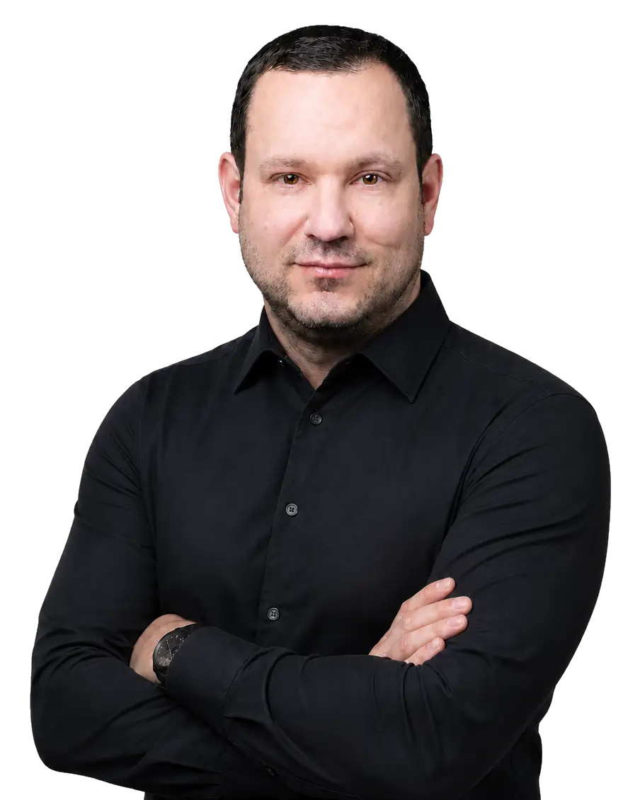 Jan Oberpfalzer, SEO konzultant, se zkříženýma rukama