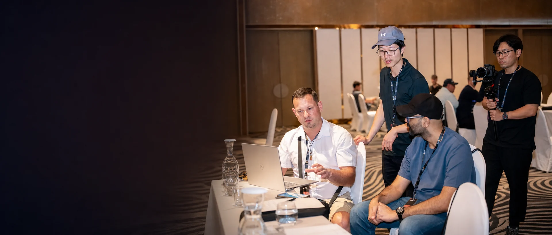 Jan Oberpfalzer ukazuje kolegům SEO práci na svém notebooku během pracovního bloku na SEO Mastery Summit 2026 v Saigonu